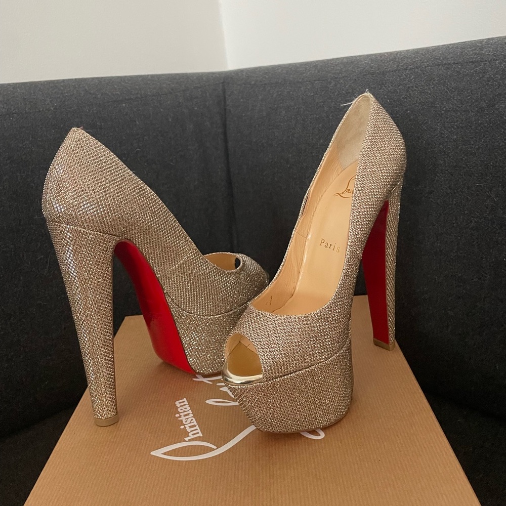 CHRISTIAN LOUBOUTIN ALTAVERA GOLD SPARKLE PLATFORM PEEP -TOE PUMPS